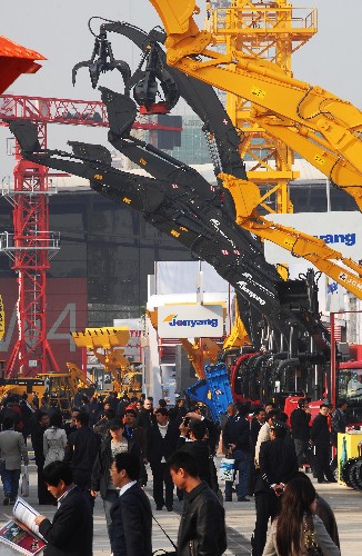 11月25日,在上海舉行的國(guó)際工程機(jī)械博覽會(huì)現(xiàn)場(chǎng),參展的各類機(jī)械設(shè)備林立,觀眾川流不息。新華社發(fā)(范筱明 攝)
