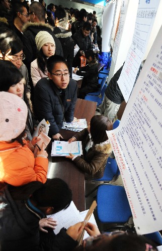 12月6日,高校畢業(yè)生在一企業(yè)招聘點應(yīng)聘。新華社記者 王建威 攝