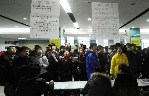 12月6日,高校畢業(yè)生在一企業(yè)招聘點應(yīng)聘。新華社記者 王建威 攝