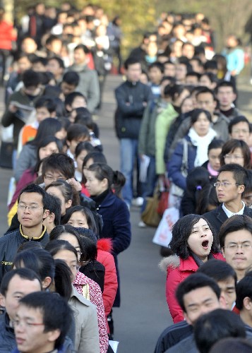 12月6日,求職的學(xué)生在2009年中南地區(qū)高校畢業(yè)生招聘會(huì)會(huì)場(chǎng)外排起了長(zhǎng)隊(duì)。當(dāng)日,2009年中南地區(qū)高校畢業(yè)生大型招聘會(huì)在武漢舉行,100多家用人單位前來(lái)攬才,提供就業(yè)崗位達(dá)4000個(gè),吸引眾多學(xué)生前來(lái)求職。新華社發(fā)(周超 攝)