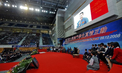 12月9日,航天員在互動(dòng)活動(dòng)中與澳門學(xué)生交流。新華社記者 周磊 攝