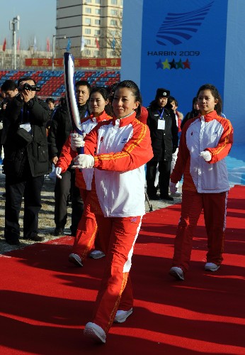 12月10日,世界冠軍楊揚(yáng)手握火炬走向主席臺。當(dāng)日,第24屆世界大學(xué)生冬季運(yùn)動(dòng)會(huì)火種采集儀式在哈爾濱工業(yè)大學(xué)體育場舉行,曾擔(dān)當(dāng)北京奧運(yùn)會(huì)火炬手的楊揚(yáng)在火種盆中引燃了首棒火炬并完成了火種交接。第24屆世界大學(xué)生冬季運(yùn)動(dòng)會(huì)將于2009年2月18日至28日在哈爾濱舉行,這是我國歷史上舉辦的規(guī)模最大、人數(shù)最多、水平最高的世界綜合性冬季運(yùn)動(dòng)會(huì),參會(huì)的國家和地區(qū)代表團(tuán)有望超過50個(gè)。新華社記者 李勇 攝