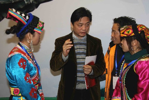 12月10日,著名主持人崔永元(左二)與鄉(xiāng)村教師交談。新華社記者 汪永基 攝
