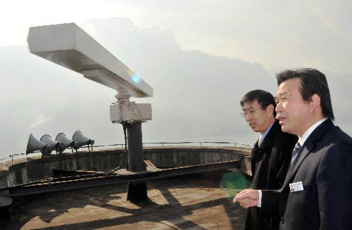 12月10日,三峽通航指揮中心技術(shù)人員在樂天溪雷達(dá)站檢查雷達(dá)運(yùn)行情況。當(dāng)日,中國內(nèi)河最大的船舶監(jiān)管系統(tǒng)長江三峽——葛洲壩船舶監(jiān)管系統(tǒng)正式投入運(yùn)行,所有通行于該河段59公里水域的船舶將接受此系統(tǒng)監(jiān)控指揮。新華社發(fā)(蔡鈞庭 攝)