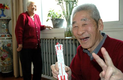 12月21日,天津市津南區(qū)咸水沽鎮(zhèn)益華里的張德才老人展示家中的溫度計,高興地說:“室內(nèi)溫度都20攝氏度了!”新華社記者 劉海峰 攝