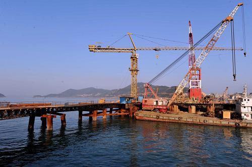 正在加緊建設(shè)的福建平潭海峽大橋主橋墩(12月21日攝)。福建平潭海峽大橋2007年11月30日動(dòng)工以來施工進(jìn)展順利,主橋橋墩海底施工已進(jìn)入攻堅(jiān)階段,截至目前,引橋完成鉆孔樁115根,主橋完成鉆孔樁87根,大橋基礎(chǔ)鉆孔樁施工接近尾聲。平潭海峽大橋起點(diǎn)位于福建省福清市東瀚鎮(zhèn)小山東,終至平潭娘宮,路線總長(zhǎng)4976米,其中橋梁總長(zhǎng)3510米,建設(shè)工期3年,總投資11.394億元,是平潭縣未來進(jìn)出島的重要通道。新華社記者 張國(guó)俊 攝
