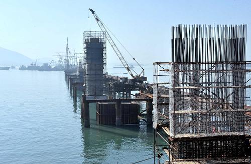 正在加緊建設(shè)的福建平潭海峽大橋(12月21日攝)。新華社記者 張國(guó)俊 攝