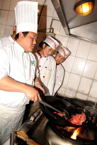 2月7日,藏餐烹飪廚師多布杰(左一)向拉薩市堆龍德慶縣的農(nóng)村待業(yè)青年傳授藏餐烹飪技術(shù)。新華社記者 索朗羅布 攝