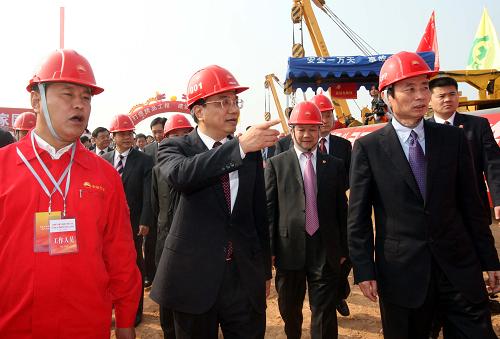2月7日,中共中央政治局常委、國務院副總理李克強在深圳觀瀾鎮(zhèn)出席西氣東輸二線東段工程開工儀式并宣布開工。這是李克強考察建設(shè)工地,看望慰問正在緊張施工的一線工人。新華社記者 劉衛(wèi)兵 攝