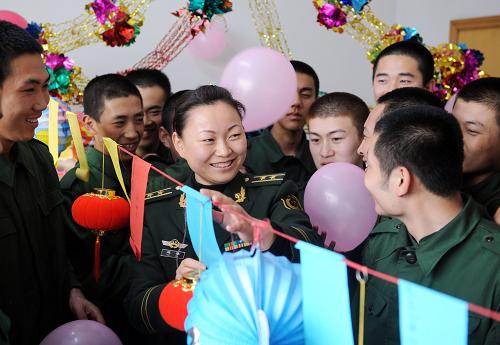 2月8日,河北邊防總隊(duì)新訓(xùn)團(tuán)女干部姚睿和新兵一起猜燈謎。當(dāng)日,河北公安邊防總隊(duì)新訓(xùn)團(tuán)組織新兵開展掛紅燈籠、猜燈謎、文藝表演、吃元宵、籃球比賽等文體娛樂活動(dòng),喜迎元宵節(jié)。新華社記者 楊世堯 攝