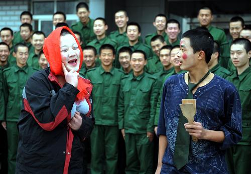 2月8日,河北邊防總隊(duì)新訓(xùn)團(tuán)的黑龍江籍新兵在為戰(zhàn)友們表演家鄉(xiāng)的“二人轉(zhuǎn)”。新華社記者 楊世堯 攝