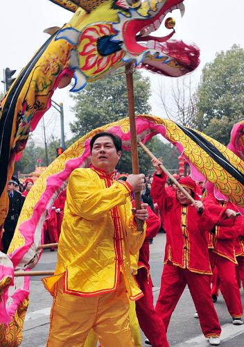 2月8日,武漢市百步亭社區(qū)居民在舞龍。當(dāng)日,全國文明社區(qū)示范點(diǎn)——武漢市百步亭社區(qū)居民紛紛走出家門,參加社區(qū)舞龍、賞燈等鬧元宵燈會(huì)活動(dòng)。由居民扎制的各式花燈、居民組成的舞龍隊(duì)等將社區(qū)裝扮得更加喜慶、和諧、吉祥。新華社記者 杜華舉 攝