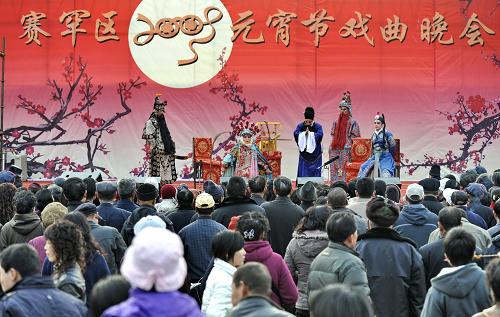 2月8日,呼和浩特市賽罕區(qū)群眾在欣賞元宵節(jié)戲曲晚會(huì)。當(dāng)日,呼和浩特市賽罕區(qū)政府組織文藝單位為城郊居民演出晉劇、二人臺等民間戲劇,歡歡喜喜迎接元宵節(jié)。元宵節(jié)前,內(nèi)蒙古自治區(qū)110多個(gè)旗縣區(qū)的各級政府組織了近500臺戲劇和文藝演出,豐富城鄉(xiāng)各族群眾節(jié)日生活。新華社記者 李欣 攝