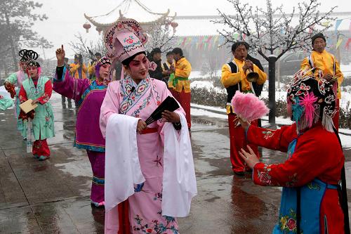2月8日,和順縣鳳臺村村民在排練“鳳臺小戲·西廂記”,準(zhǔn)備元宵節(jié)演出。“鳳臺小戲”流傳于山西省晉中和順縣地區(qū),經(jīng)過發(fā)展演變,形成結(jié)構(gòu)簡潔、形式活潑的獨(dú)特藝術(shù)風(fēng)格,被譽(yù)為“太行山上一枝花”。新華社記者 汪永基 攝