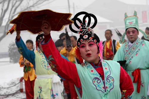2月8日,和順縣鳳臺村村民在排練“鳳臺小戲·西廂記”,準(zhǔn)備元宵節(jié)演出。新華社記者 汪永基 攝