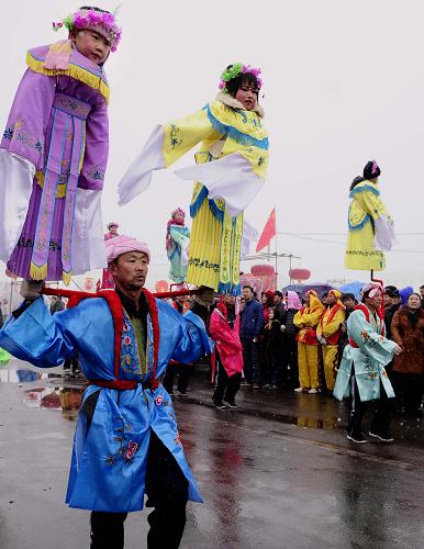 2月8日,民間藝人在進(jìn)行背棍表演。農(nóng)歷正月十四,太原市晉源區(qū)主辦的“晉之源”和諧之春民俗社火活動(dòng)拉開(kāi)了帷幕,舞龍、舞獅、秧歌、旱船、背棍等民俗表演將一直持續(xù)到農(nóng)歷二月二,為新春獻(xiàn)上一臺(tái)豐盛的視覺(jué)大宴。新華社記者 彭洋 攝