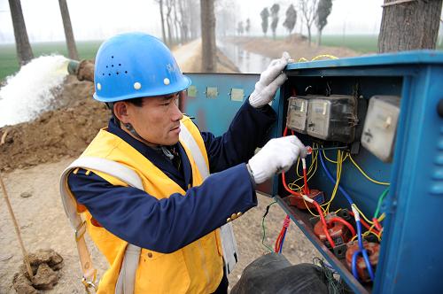 2月15日,在安徽省渦陽(yáng)縣西陽(yáng)鎮(zhèn)郭寨村,供電服務(wù)隊(duì)員在田邊維修灌溉電力設(shè)施。近日,安徽省渦陽(yáng)縣供電公司的10多個(gè)供電所均成立抗旱保電服務(wù)隊(duì),隊(duì)員們身穿黃馬甲深入鄉(xiāng)鎮(zhèn)抗旱現(xiàn)場(chǎng),架設(shè)灌溉線路、維修灌溉設(shè)施、宣傳安全用電常識(shí),指導(dǎo)群眾安全、科學(xué)抗旱。新華社發(fā)(張延林 攝)