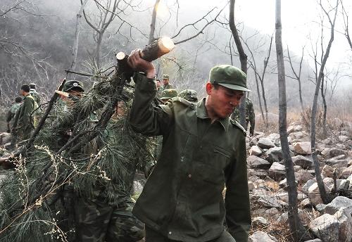 3月18日,部隊(duì)官兵在開(kāi)辟防火隔離帶。新華社記者 楊世堯 攝