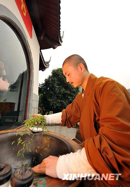 3月19日,杭州法凈寺的一位僧人在炒制“法凈禪茶”。