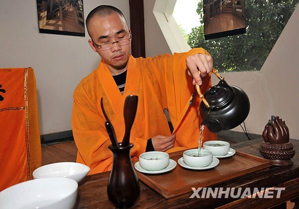 3月19日,杭州法凈寺的一位僧人在泡制剛剛炒好的“法凈禪茶”。