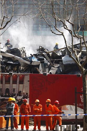 3月20日拍攝的火災(zāi)現(xiàn)場(chǎng)。當(dāng)日上午9點(diǎn)48分,上海陸家嘴地區(qū)在建的國金大廈工地發(fā)生火災(zāi),一棟三層建筑工人宿舍被燒毀,所幸沒有造成人員傷亡?;馂?zāi)一度造成現(xiàn)場(chǎng)周邊交通擁堵,事故原因正在調(diào)查中。新華社記者 裴鑫 攝
