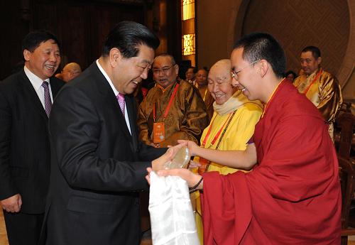 3月27日,中共中央政治局常委、全國政協(xié)主席賈慶林在無錫分別會見參加第二屆世界佛教論壇的中國大陸和港澳臺地區(qū)代表及外國代表。這是賈慶林會見中國大陸和港澳臺地區(qū)代表時,第十一世班禪額爾德尼·確吉杰布向賈慶林敬獻(xiàn)哈達(dá)。新華社記者 馬占成 攝