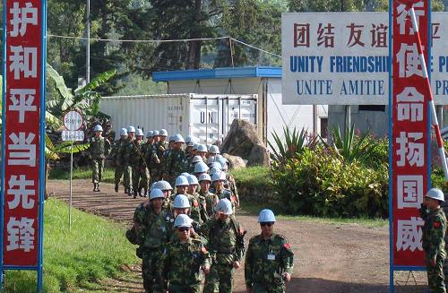 4月18日,中國赴剛果(金)維和工兵分隊(duì)官兵在布卡武參加緊急出動(dòng)演練。新華社發(fā)(劉凱 攝)
