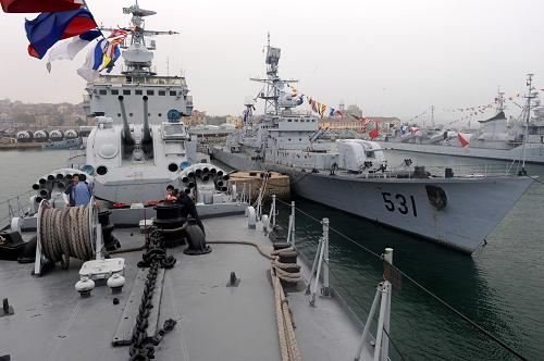 剛剛退役的“濟(jì)南”號(hào)導(dǎo)彈驅(qū)逐艦(左)停泊在海軍博物館海上展區(qū)內(nèi)(4月19日攝)。位于山東青島的中國(guó)唯一綜合性海軍博物館計(jì)劃于年內(nèi)開始實(shí)施建成以來(lái)最大規(guī)模的擴(kuò)建工程,總投資將達(dá)到約5億元人民幣,預(yù)計(jì)兩年左右完工。據(jù)介紹,海軍博物館于1989年向公眾開放,陳列著近3000件圖片和實(shí)物展品,記錄著從鄭和下西洋到新中國(guó)成立60年來(lái)中華民族海洋事業(yè)發(fā)展的足跡。新華社記者 李紫恒 攝
