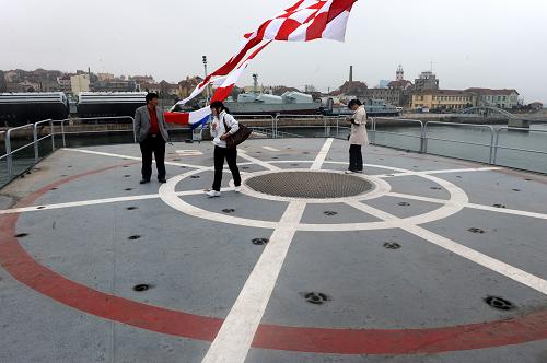 游客在海軍博物館內(nèi)“濟(jì)南”號(hào)導(dǎo)彈驅(qū)逐艦飛行甲板上參觀(4月19日攝)。新華社記者 李紫恒 攝