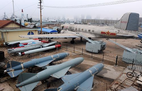 海軍博物館內(nèi)展品陳列十分擁擠(4月19日攝)。新華社記者 李紫恒 攝