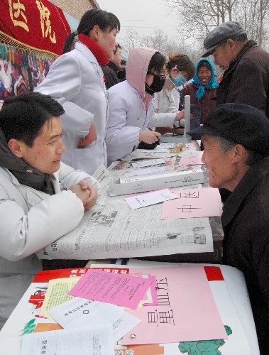 1月19日,醫(yī)療隊在青海省互助土族自治縣東溝鄉(xiāng)塘拉村開展咨詢服務(wù),送醫(yī)送藥。新華社發(fā)(張任青子 攝)