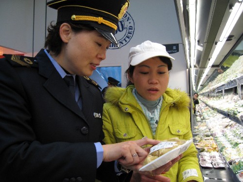 1月25日,一名衛(wèi)生執(zhí)法人員對超市的包裝配菜進(jìn)行抽查。 當(dāng)日,廣西衛(wèi)生監(jiān)督部門在南寧市開展“廣西2008衛(wèi)生執(zhí)法一號”執(zhí)法行動。檢查組對餐飲單位、旅游景點(diǎn)、賓館飯店、集貿(mào)市場和年貨市場進(jìn)行了執(zhí)法檢查。 新華社記者 劉廣銘 攝
