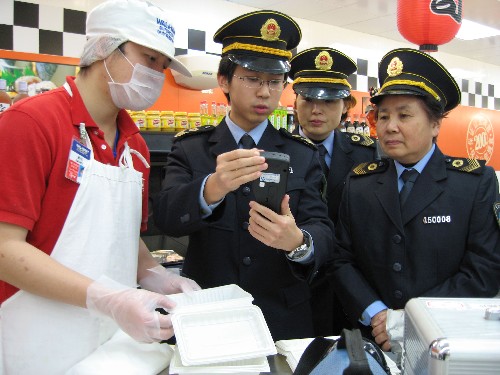 1月25日,衛(wèi)生執(zhí)法人員在一家超市檢測一次性碗筷是否符合衛(wèi)生標(biāo)準(zhǔn)。新華社記者 劉廣銘 攝