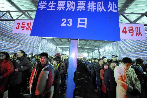 2月14日凌晨,在蘭州火車站站前廣場(chǎng),等候購買2月23日車票的學(xué)生和家長排起長隊(duì)。蘭州火車站為了應(yīng)對(duì)春節(jié)后學(xué)生返??土鞲叻迮c民工流、探親流交疊的運(yùn)輸壓力,從2月12日23時(shí)起,開辟學(xué)生票“綠色通道”,每晚開設(shè)18個(gè)學(xué)生售票???,集中辦理10日內(nèi)學(xué)生返校車票。新華社記者 張錳 攝