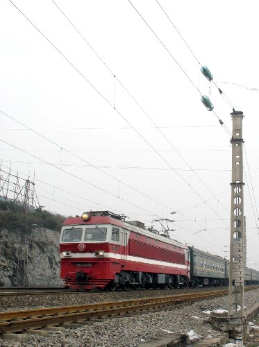 2月13日,京廣鐵路郴州段恢復(fù)供電后,一列由電力機車牽引的客車從此通過。新華社記者 蘇曉洲 攝