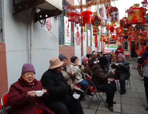 2月19日,在金融街街道東太平街社區(qū)居委會,社區(qū)居民在一起吃元宵。新華社記者 趙宇思 攝
