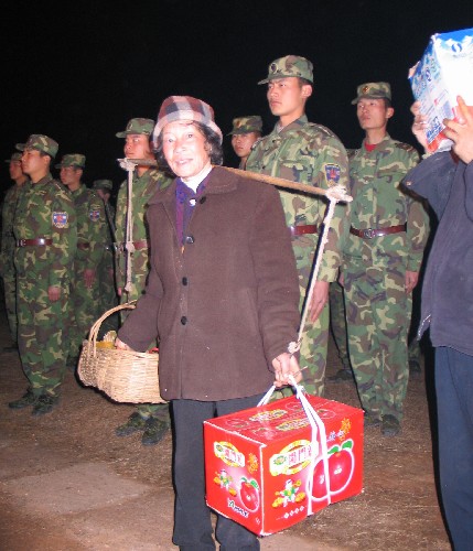 2月21日,宜春一位69歲的老人挑著雞蛋、蘋果趕來為入贛支援抗災(zāi)救災(zāi)的解放軍官兵送行。當(dāng)日,南京軍區(qū)入贛支援抗災(zāi)救災(zāi)的解放軍指戰(zhàn)員完成任務(wù)離贛。自2月12日以來,南京軍區(qū)萬余名解放軍指戰(zhàn)員,奔赴江西支援電網(wǎng)搶修,為災(zāi)區(qū)恢復(fù)供電做出了貢獻(xiàn)。 新華社發(fā)(鄒海斌 攝)
