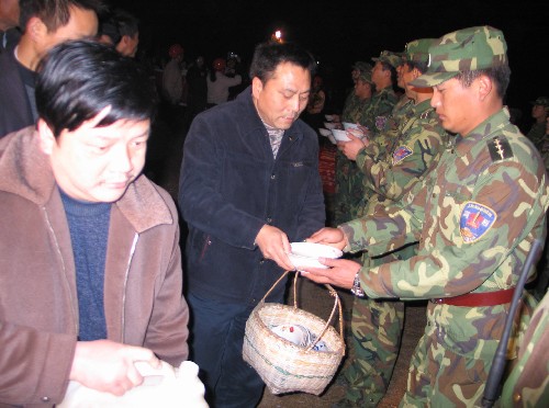 2月21日,宜春的鄉(xiāng)親們?yōu)榧磳㈦x贛的解放軍官兵敬上一碗碗“慶功酒”。 新華社發(fā)(鄒海斌 攝)