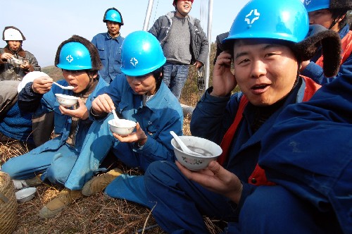 2月21日,紹興諸暨供電局電力搶修隊(duì)員們?cè)趽屝薰さ爻灾鵁狎v騰的湯圓。新華社記者 黃深鋼 攝