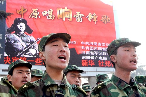 3月4日,在鄭州市紫荊山廣場,部隊?wèi)?zhàn)士高唱《學(xué)習(xí)雷鋒好榜樣》。當(dāng)日,當(dāng)年雷鋒的戰(zhàn)友、解放鄭州的老戰(zhàn)士以及當(dāng)?shù)夭筷?、機關(guān)、學(xué)校、社區(qū)的官兵群眾共2000多人,來到鄭州市紫荊山廣場參加“中原唱響雷鋒歌”大型歌詠活動。 新華社記者 王頌 攝