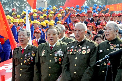 3月4日,在鄭州市紫荊山廣場,60年前參加解放鄭州的老戰(zhàn)士和大家一起高唱革命歌曲。新華社記者 王頌 攝