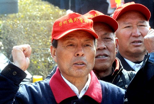 3月4日,在鄭州市紫荊山廣場,當(dāng)年和雷鋒一起入伍的戰(zhàn)友,以“編外雷鋒團”團員的身份,宣讀向雷鋒學(xué)習(xí)的誓詞。新華社記者 王頌 攝
