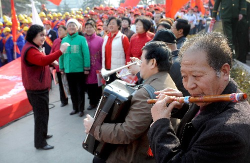 3月4日,在鄭州市紫荊山廣場,自發(fā)聚集到一起的市民在演唱雷鋒歌曲。新華社記者 王頌 攝