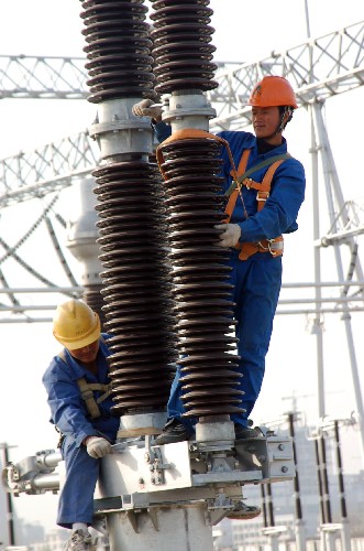 3月20日,工人在“皖電東送”西通道首端500千伏淮南開關(guān)站安裝電氣設(shè)備。開春以來,安徽淮南供電公司搶抓工期,加快“皖電東送”西通道首個開關(guān)站建設(shè),目前已進(jìn)入設(shè)備安裝高峰。“皖電東送”西通道500千伏淮南開關(guān)站總投資1.5億元,是國家重要能源基地淮南市多個電廠的電力送出口,工程預(yù)計于今年上半年竣工投入運(yùn)行。 新華社發(fā)(陳彬 攝)