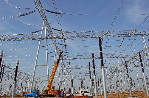 3月20日,工人在“皖電東送”西通道首端500千伏淮南開關(guān)站安裝電氣設(shè)備。新華社發(fā)(陳彬 攝)