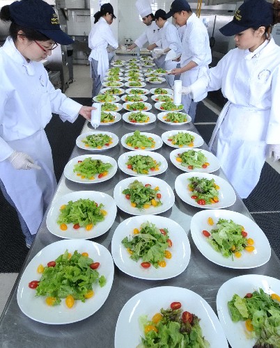 4月7日,學生在制作蔬菜沙拉。 日前,600名天津商業(yè)大學的學生被為北京奧運會提供餐飲服務的美國愛瑪克公司和首旅集團選中。奧運會期間,他們將為運動員村、媒體村、國際廣播中心、新聞中心等22個配餐店、數(shù)十萬人提供餐飲服務。據(jù)介紹,這600名特殊的奧運志愿者來自天津商業(yè)大學酒店與旅游管理學院的各個年級。目前他們除了在學院接受正規(guī)的中西餐制作課程和實戰(zhàn)訓練外,還將分批赴京接受培訓。 新華社記者劉海峰攝