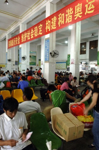 4月17日,乘客在海口市新港等待過海輪船。新華社記者 趙穎全 攝