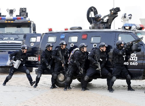 4月17日,特警隊員在“人質(zhì)解救”演練中。當日,青島市警方在奧運會帆船比賽地舉行奧運安保突發(fā)危急事件處置演練,各警種在有毒氣體處置、人員疏散、危險品防爆、人質(zhì)解救、新裝備運用等方面進行協(xié)同作戰(zhàn)。新華社記者 李紫恒 攝