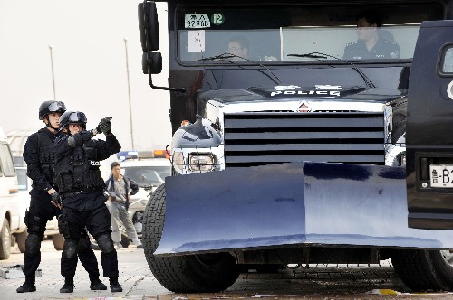 4月17日,兩名特警隊員在大型防爆車旁執(zhí)行警戒。新華社記者 李紫恒 攝
