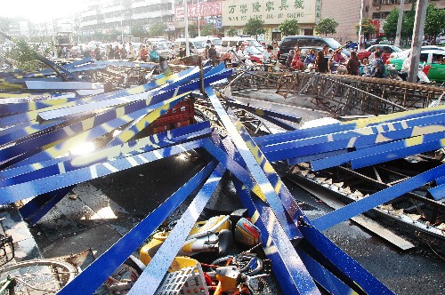 6月3日,河南周口遭強對流天氣襲擊,市區(qū)街頭一個巨型廣告牌倒塌。當(dāng)日下午,河南周口市部分縣市出現(xiàn)大風(fēng)、雷雨、冰雹強對流天氣。惡劣天氣造成街頭的廣告牌、路燈等設(shè)施受到不同程度的損壞,許多樹木被連根拔起,一些市民被不同程度砸傷。 新華社發(fā)